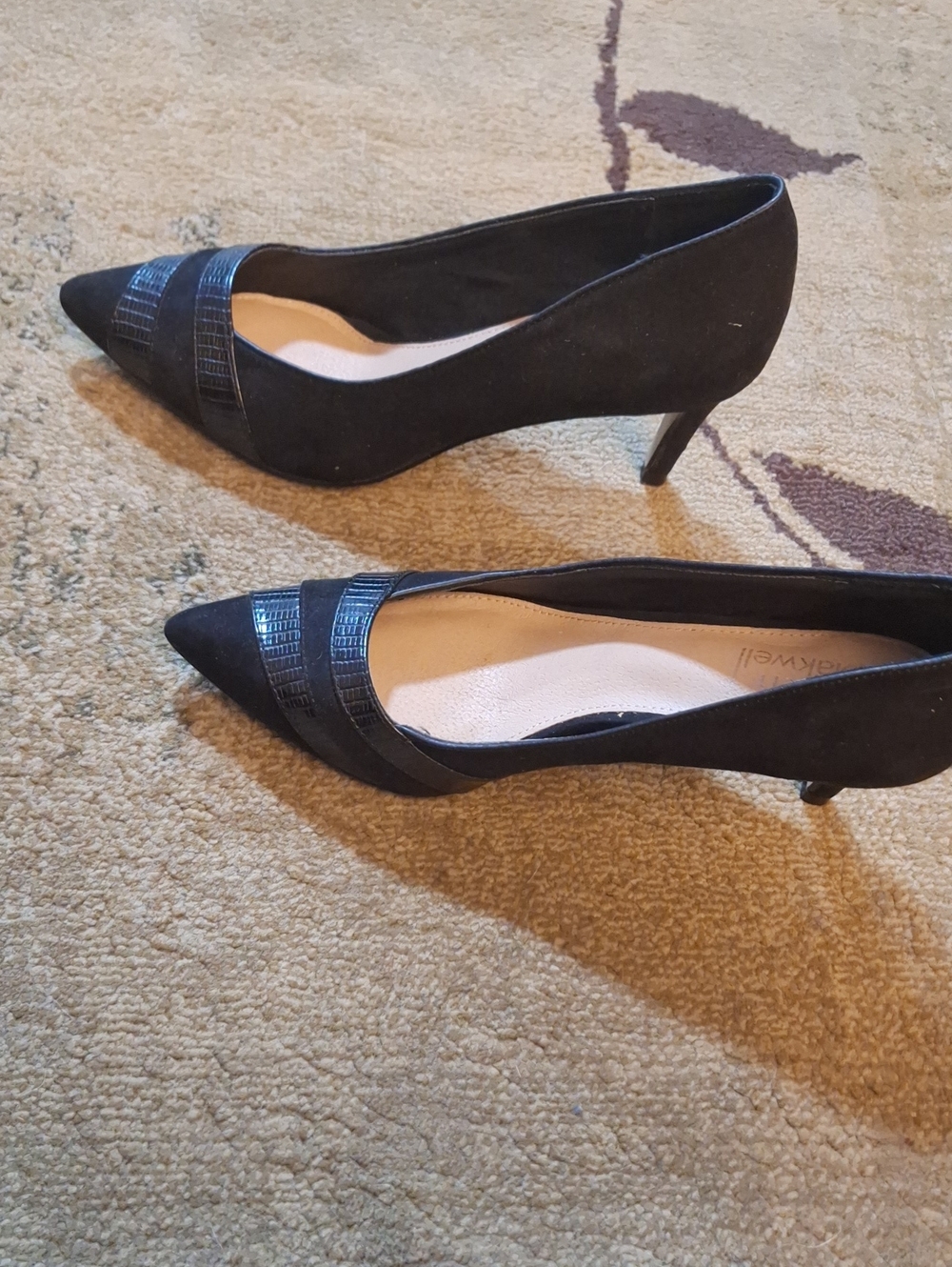 Classic Black Pointed-Toe Kitten Heel Pumps with Textured Strap